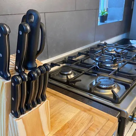 Hot Tub, Pool Table, Log Burner Villa Leeds (West Yorkshire)