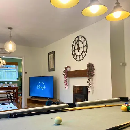 Hot Tub, Pool Table, Log Burner * Leeds (West Yorkshire)