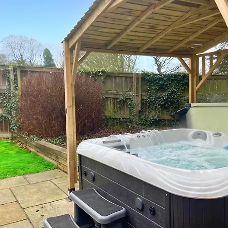 Hot Tub, Pool Table, Log Burner Leeds (West Yorkshire)