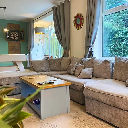 Hot Tub, Pool Table, Log Burner Villa *