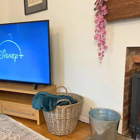 Hot Tub, Pool Table, Log Burner Leeds (West Yorkshire)