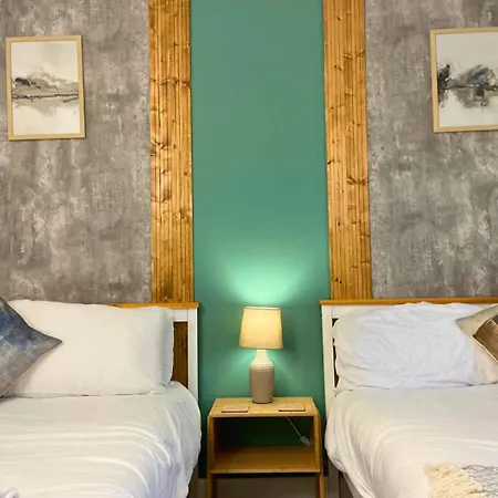 Hot Tub, Pool Table, Log Burner Villa *