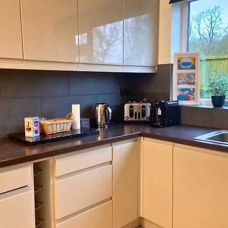 Hot Tub, Pool Table, Log Burner Villa Leeds (West Yorkshire)