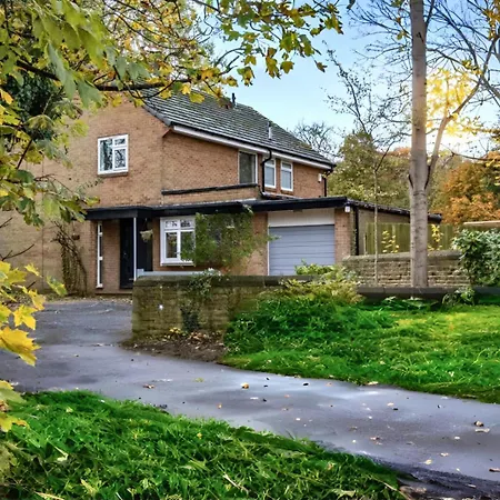 Hot Tub, Pool Table, Log Burner Villa Leeds (West Yorkshire)
