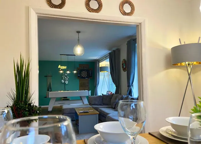 Hot Tub, Pool Table, Log Burner * Leeds (West Yorkshire)