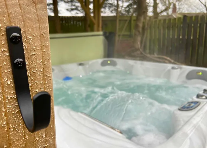 Hot Tub, Pool Table, Log Burner Leeds (West Yorkshire)