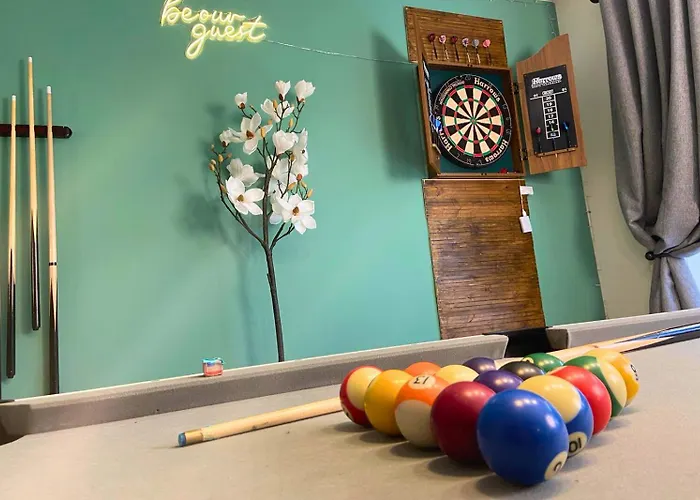 Hot Tub, Pool Table, Log Burner * Leeds (West Yorkshire)