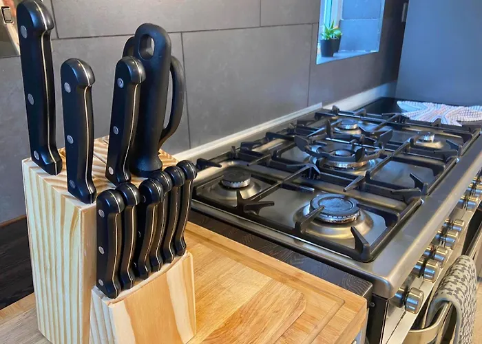 Hot Tub, Pool Table, Log Burner Villa Leeds (West Yorkshire)