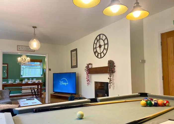 Hot Tub, Pool Table, Log Burner * Leeds (West Yorkshire)