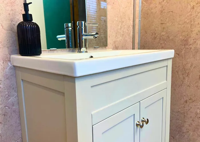 Hot Tub, Pool Table, Log Burner Villa Leeds (West Yorkshire)