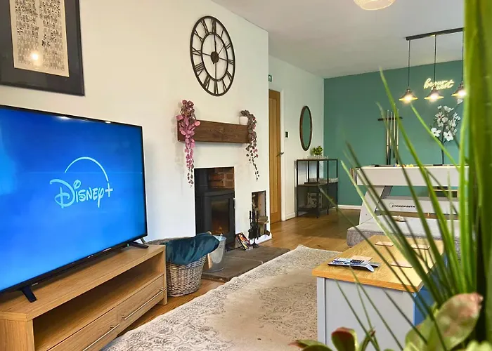 Villa Hot Tub, Pool Table, Log Burner Leeds (West Yorkshire)