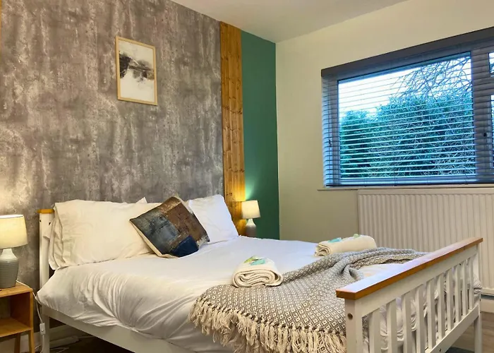 Villa Hot Tub, Pool Table, Log Burner