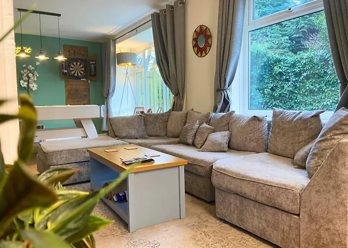 Hot Tub, Pool Table, Log Burner Villa *