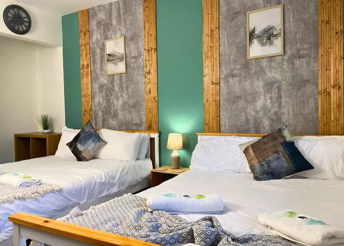 Hot Tub, Pool Table, Log Burner Villa Leeds (West Yorkshire)