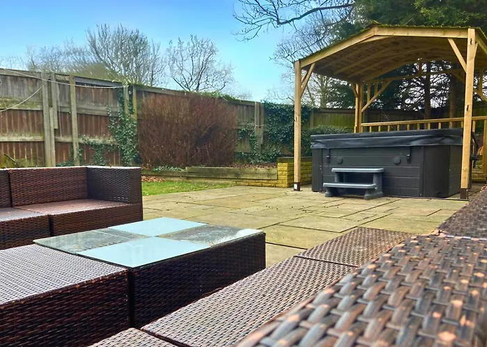 Villa Hot Tub, Pool Table, Log Burner Leeds (West Yorkshire)