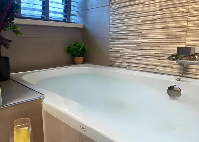 Hot Tub, Pool Table, Log Burner Villa *