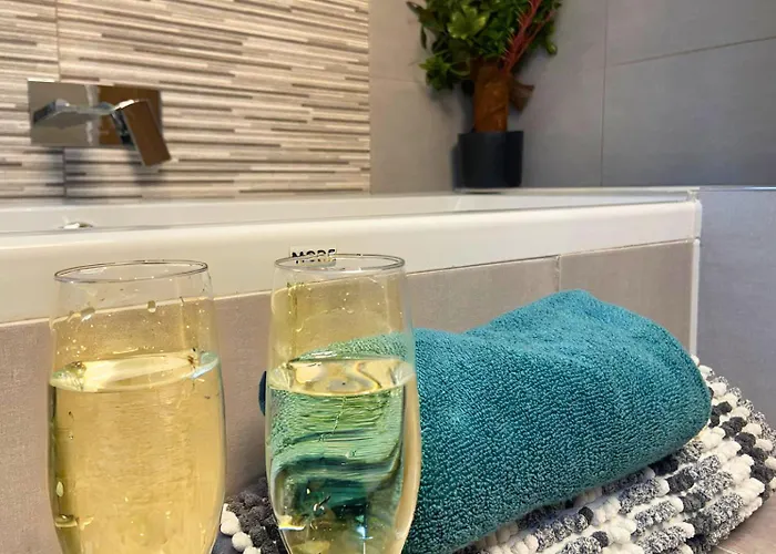 Villa Hot Tub, Pool Table, Log Burner Leeds (West Yorkshire)