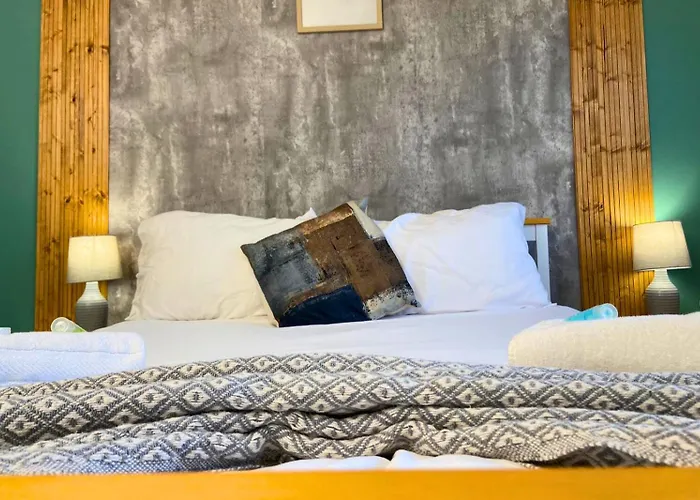 Hot Tub, Pool Table, Log Burner Villa