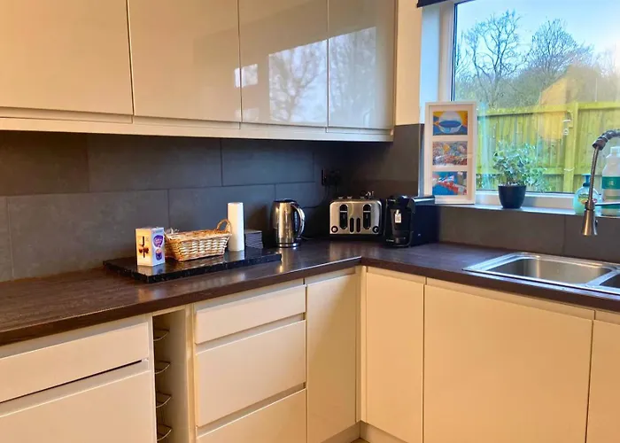 Hot Tub, Pool Table, Log Burner Villa Leeds (West Yorkshire)