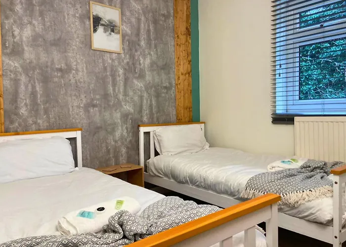 Hot Tub, Pool Table, Log Burner * Leeds (West Yorkshire)