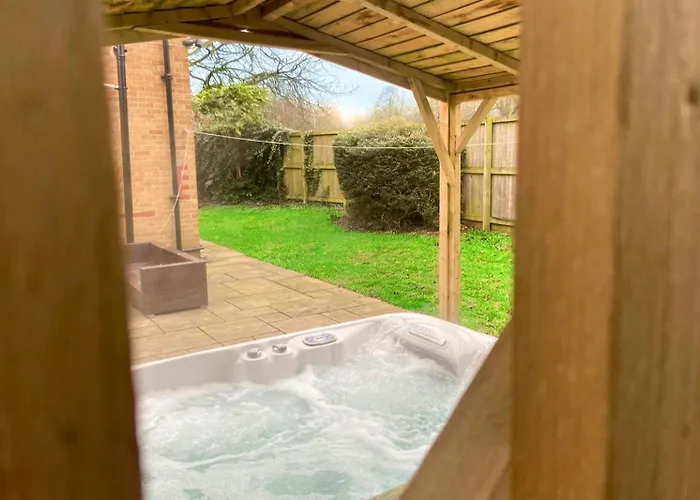 Villa Hot Tub, Pool Table, Log Burner