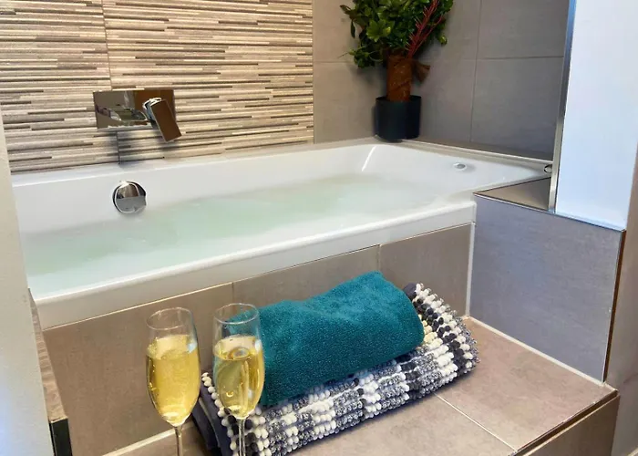 Hot Tub, Pool Table, Log Burner Leeds (West Yorkshire)