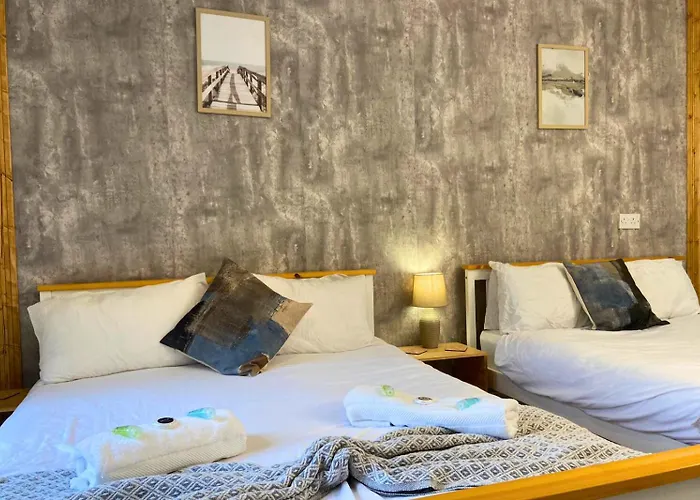 Hot Tub, Pool Table, Log Burner * Leeds (West Yorkshire)