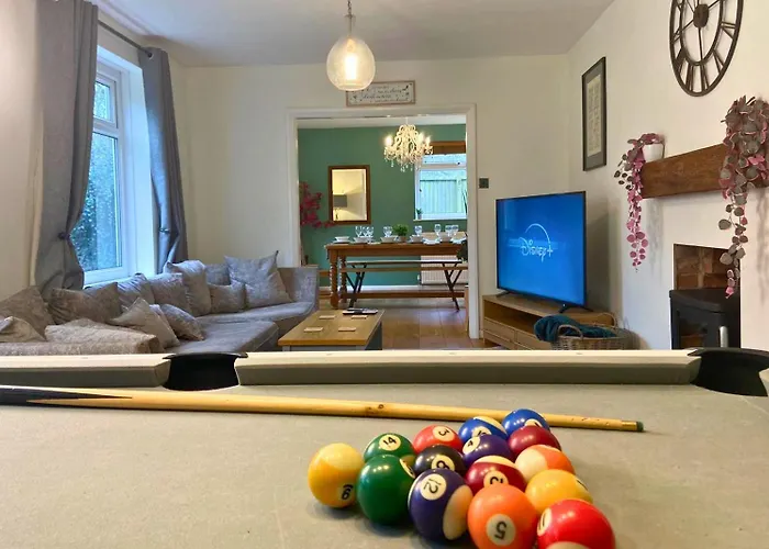 Hot Tub, Pool Table, Log Burner Villa *