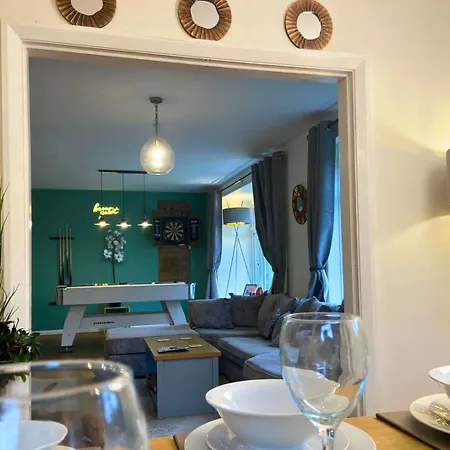 Hot Tub, Pool Table, Log Burner * Leeds (West Yorkshire)