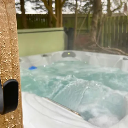 Hot Tub, Pool Table, Log Burner Leeds (West Yorkshire)