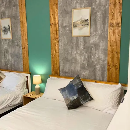 Villa Hot Tub, Pool Table, Log Burner