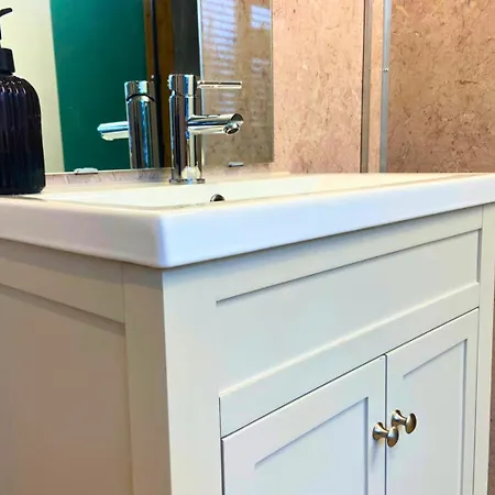 Hot Tub, Pool Table, Log Burner Villa Leeds (West Yorkshire)