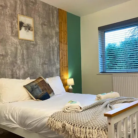 Villa Hot Tub, Pool Table, Log Burner