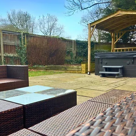 Villa Hot Tub, Pool Table, Log Burner Leeds (West Yorkshire)