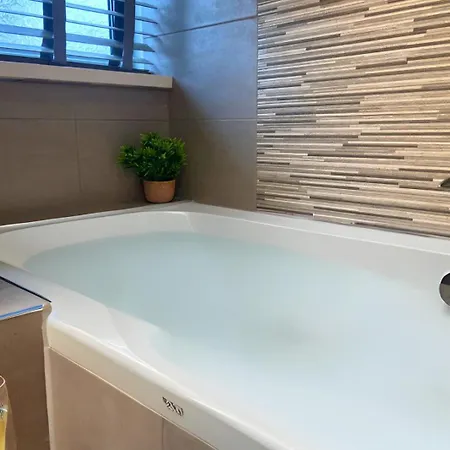 Hot Tub, Pool Table, Log Burner فيلة *