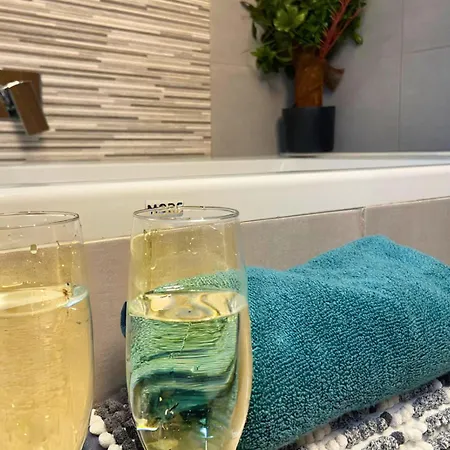 Villa Hot Tub, Pool Table, Log Burner Leeds (West Yorkshire)