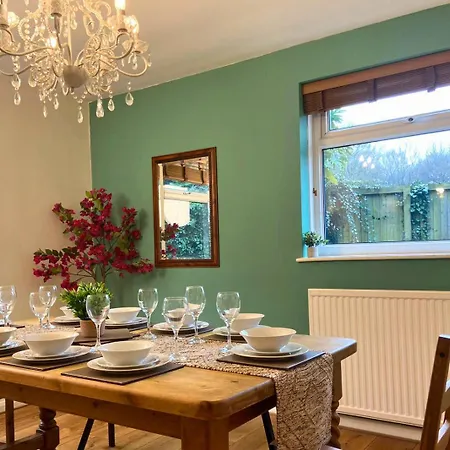 Hot Tub, Pool Table, Log Burner Leeds (West Yorkshire)