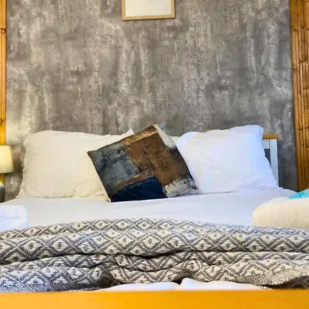 Hot Tub, Pool Table, Log Burner Villa