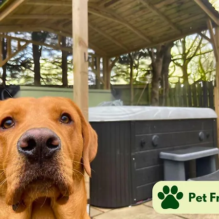 Hot Tub, Pool Table, Log Burner فيلة *