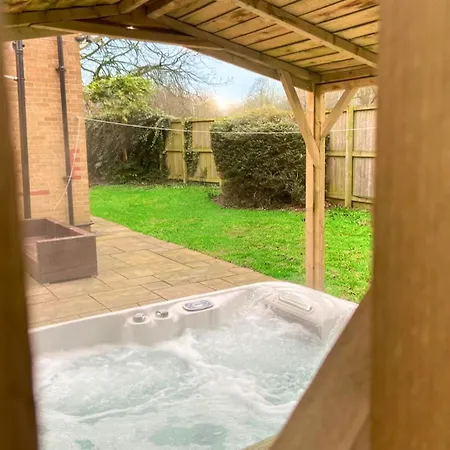 Villa Hot Tub, Pool Table, Log Burner