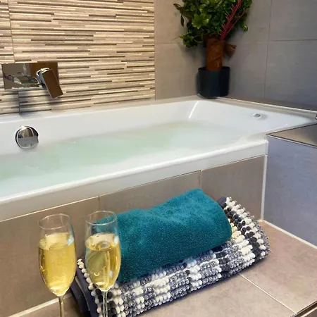 Hot Tub, Pool Table, Log Burner ليدز