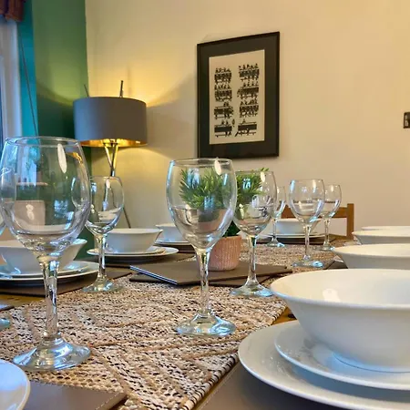 Villa Hot Tub, Pool Table, Log Burner