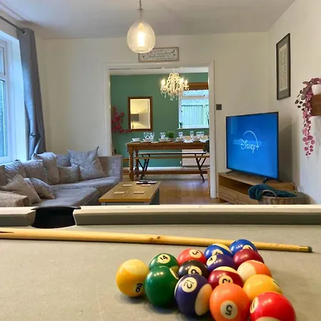 Hot Tub, Pool Table, Log Burner Villa *